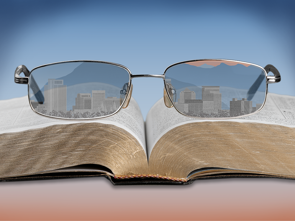 Imagen de una biblia abierta con unas gafas puestas encima.